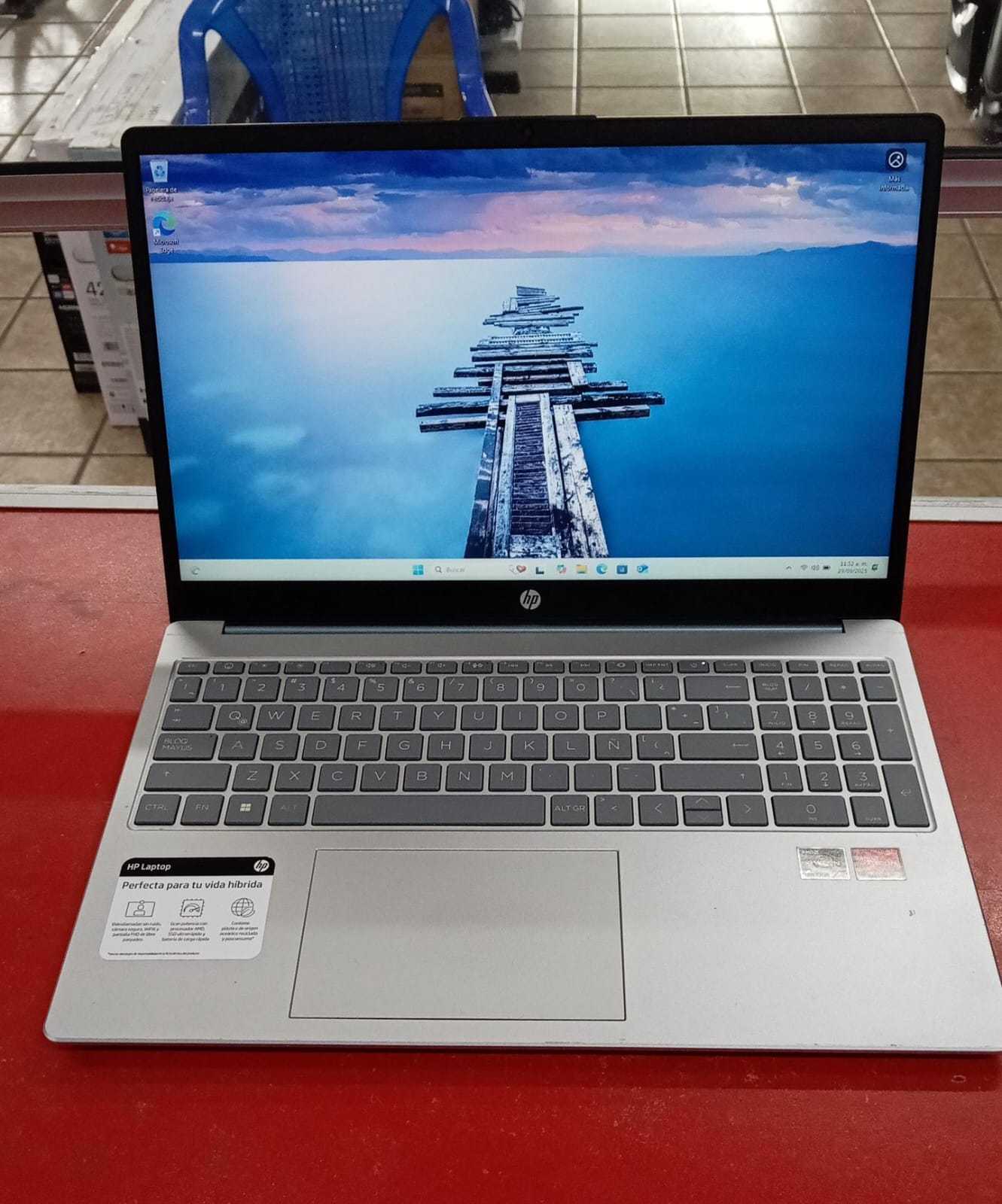 HP Ryzen 3 7320U